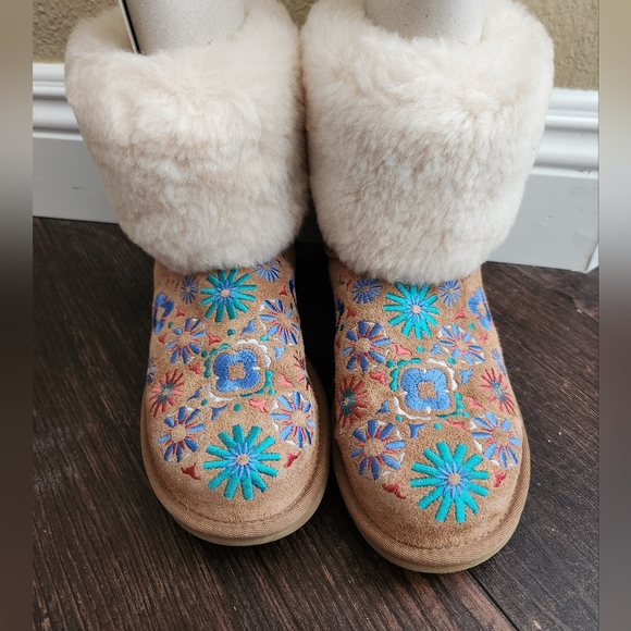 Ugg Embroidered Mini Boots with Fur Size 6 - Picture 2 of 8
